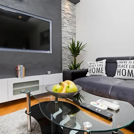 Nice In W/ Wifi And 2 Bedrooms شقة